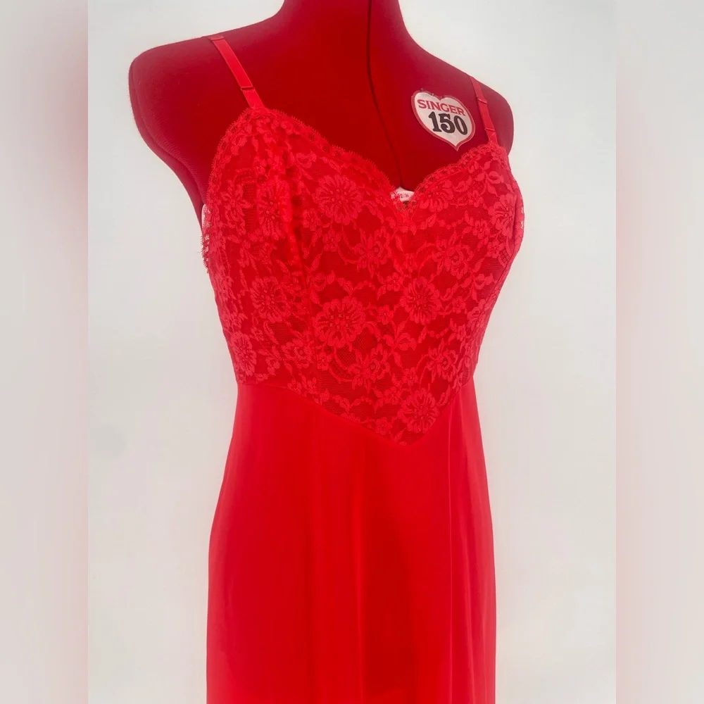 50s/60s Vibrant Red Lovely Nylon Full Slip With Lacey Bust & Lace Trimmed Hem - Picture 4 of 14